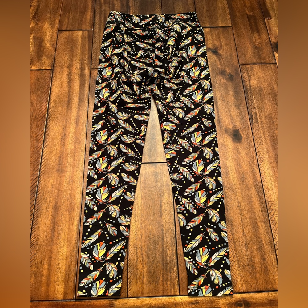 Lularoe Leggings “one size”.  Lightly used. Black with feathers.